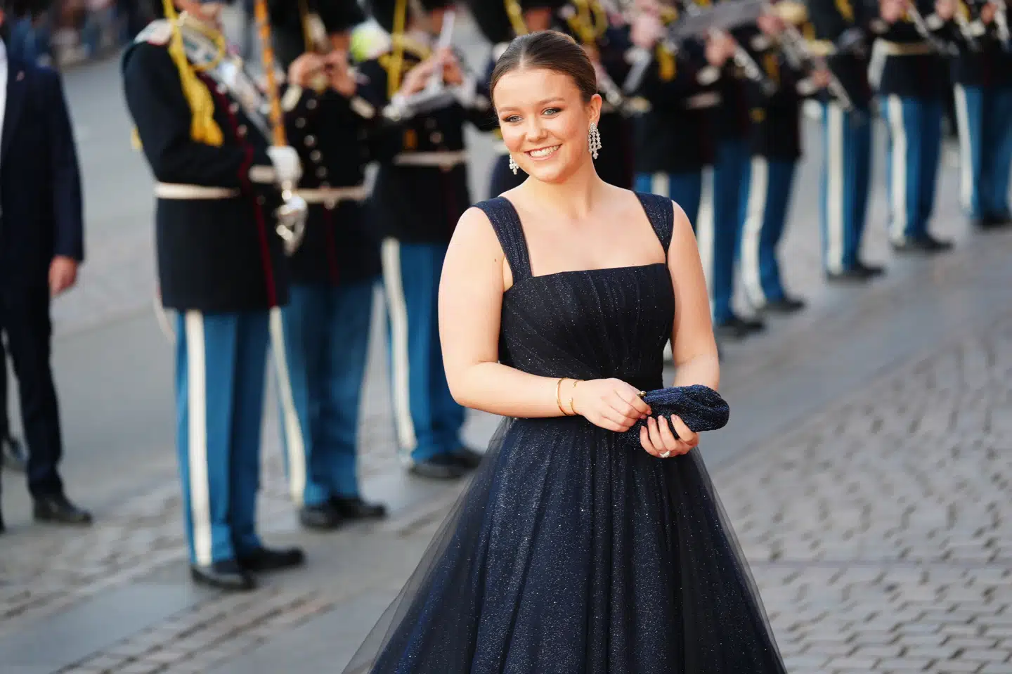 Prinsesse Isabella ankommer tirsdag aften til sin 18-års fødselsdagsfejring på Det Kongelige Teater i København.