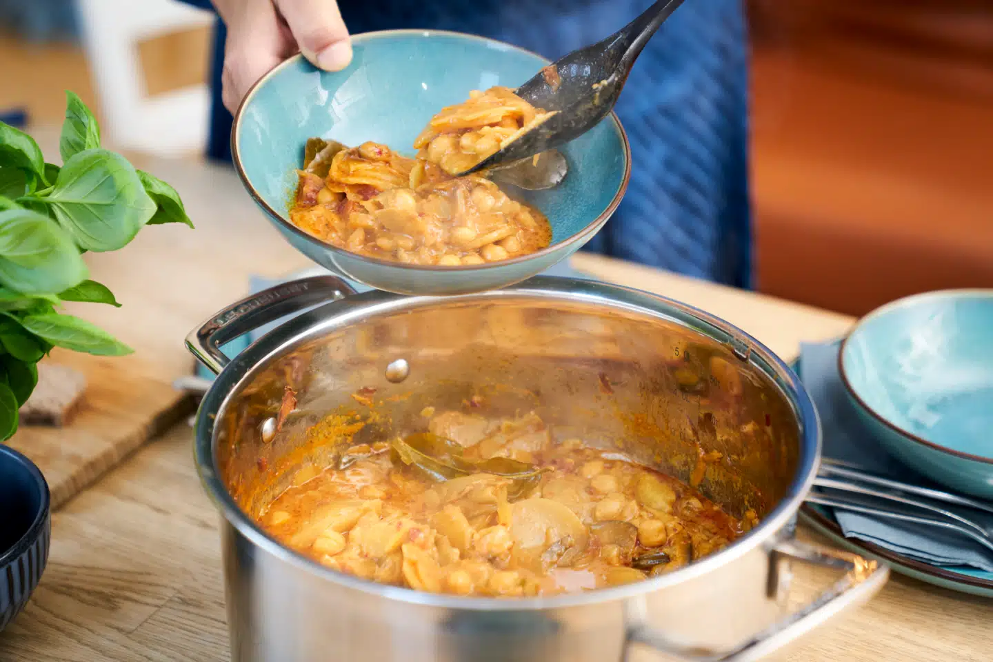 »Forarbejdning er ikke nødvendigvis det samme som manglende fødevarekvalitet. De fleste mennesker »forarbejder« også selv fødevarer hjemme i køkkenet: skærer, koger, steger, gratinerer mv. Det er helt o.k.,« skriver Merete Myrup.