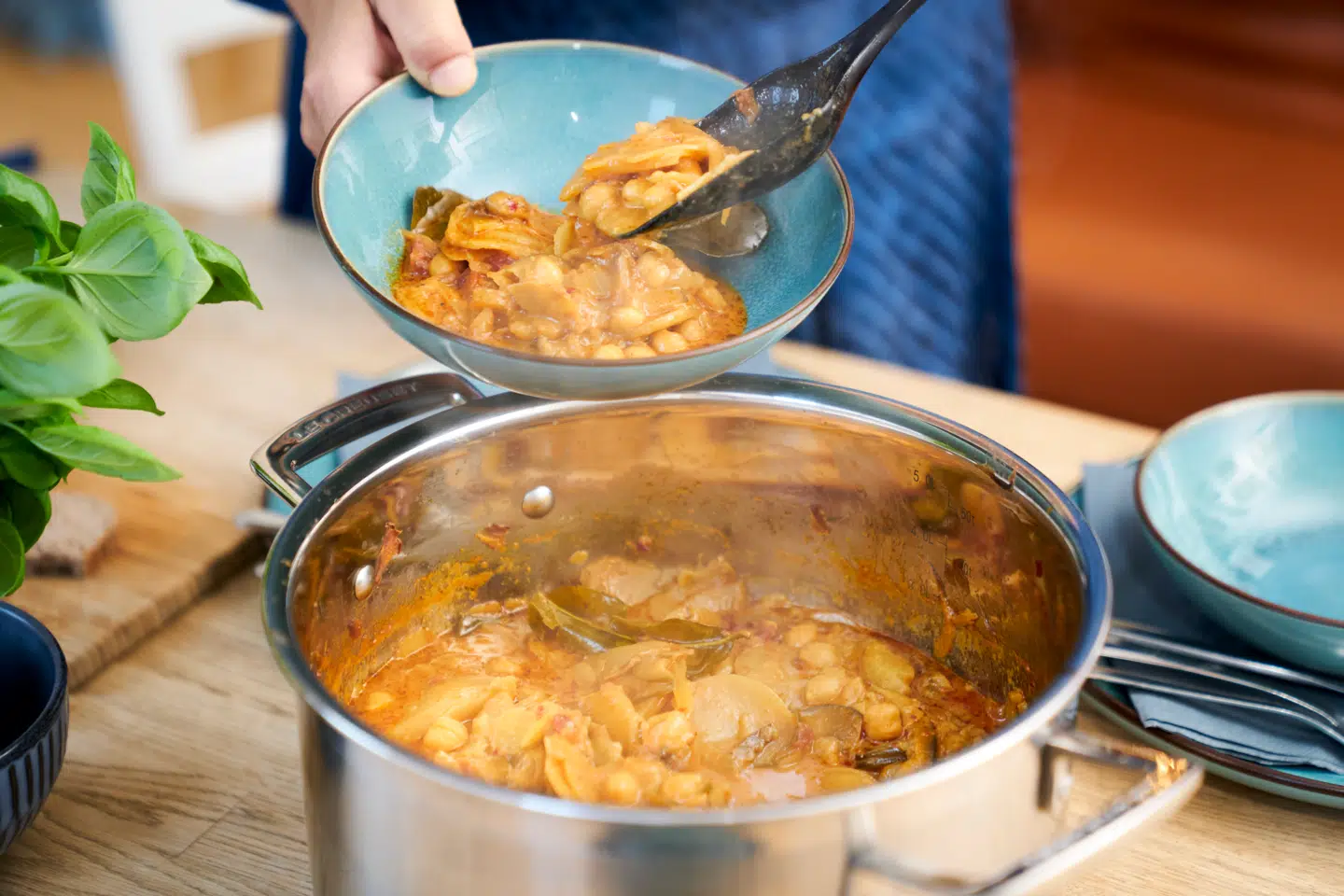 »Forarbejdning er ikke nødvendigvis det samme som manglende fødevarekvalitet. De fleste mennesker »forarbejder« også selv fødevarer hjemme i køkkenet: skærer, koger, steger, gratinerer mv. Det er helt o.k.,« skriver Merete Myrup.