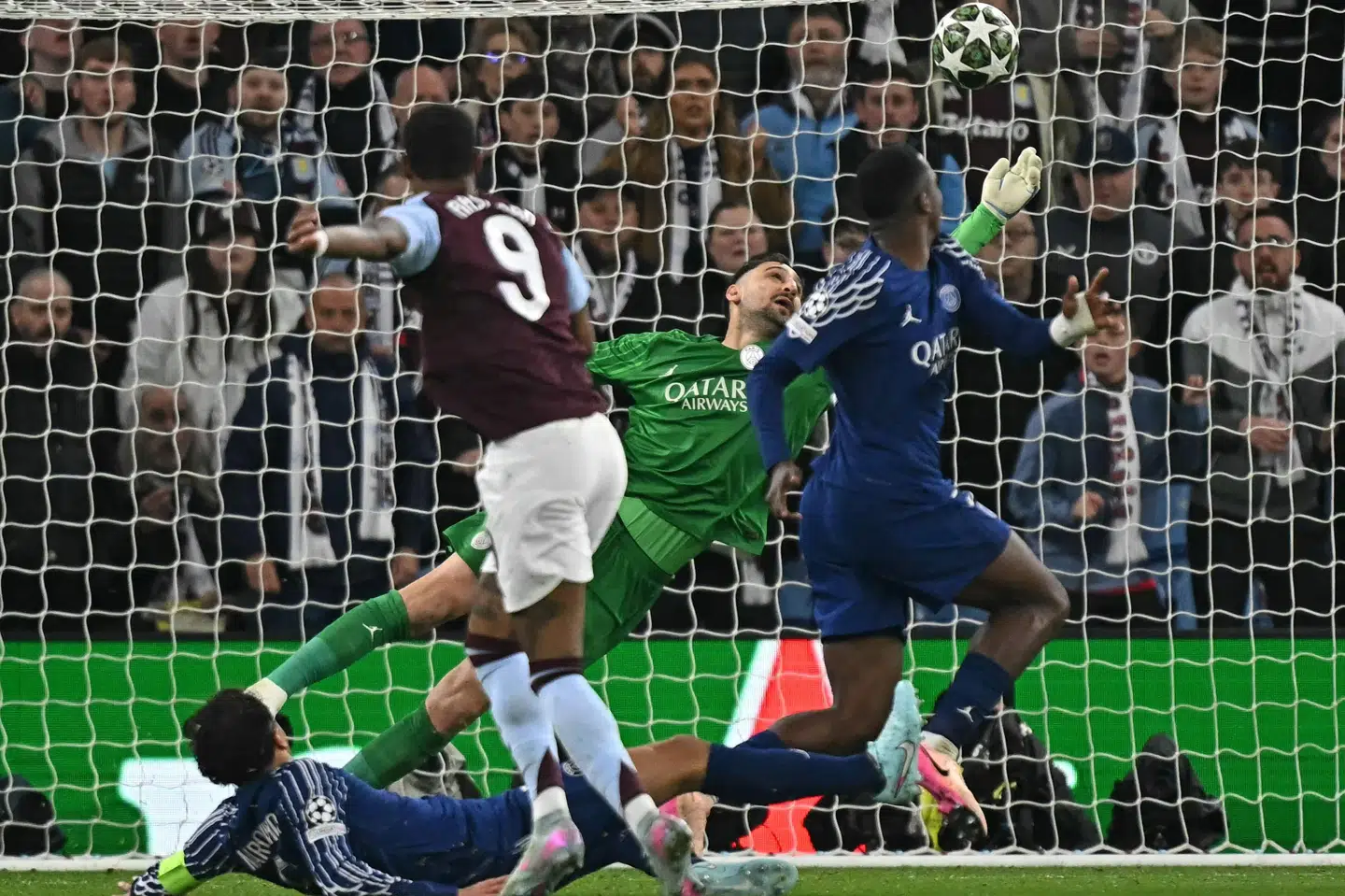 Gianluigi Donnarumma havde en stor aften i PSG-målet. Her afviser han Marcus Rashford.