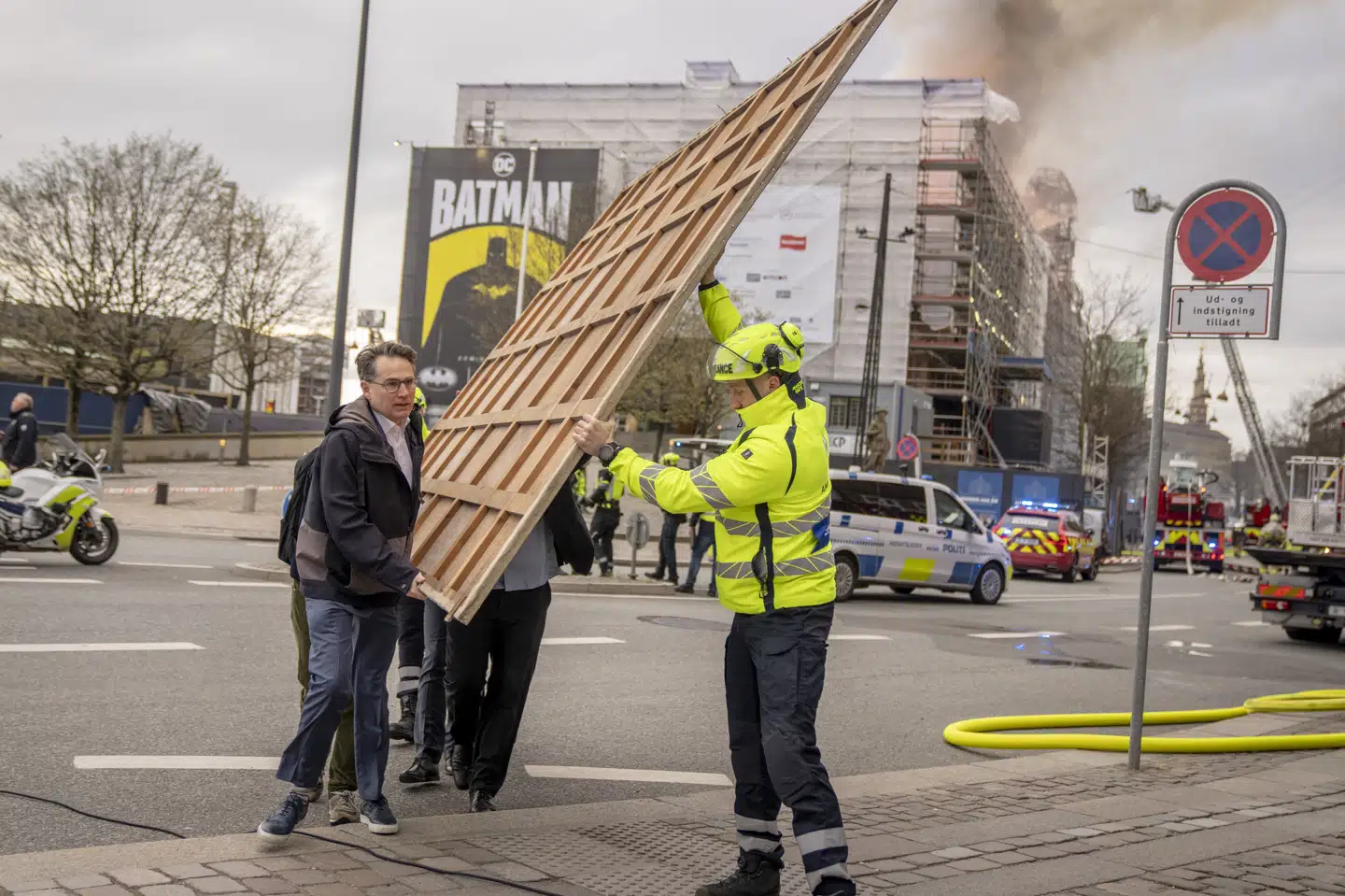 Direktør i Dansk Erhverv Brian Mikkelsen deltog selv i en del af redningsarbejdet, da Børsen sidste år brændte. På grund af den store indsats fra soldater og reddere blev 99 procent af kunstværker i bygningen reddet. (Arkivfoto).