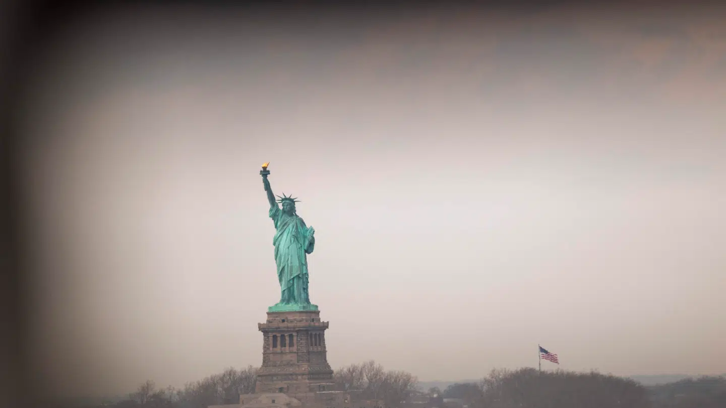 Faldet opstår, efter Donald Trump i januar indtog posten som USAs præsident og gjorde sig bemærket med markante udenrigspolitiske meldinger.