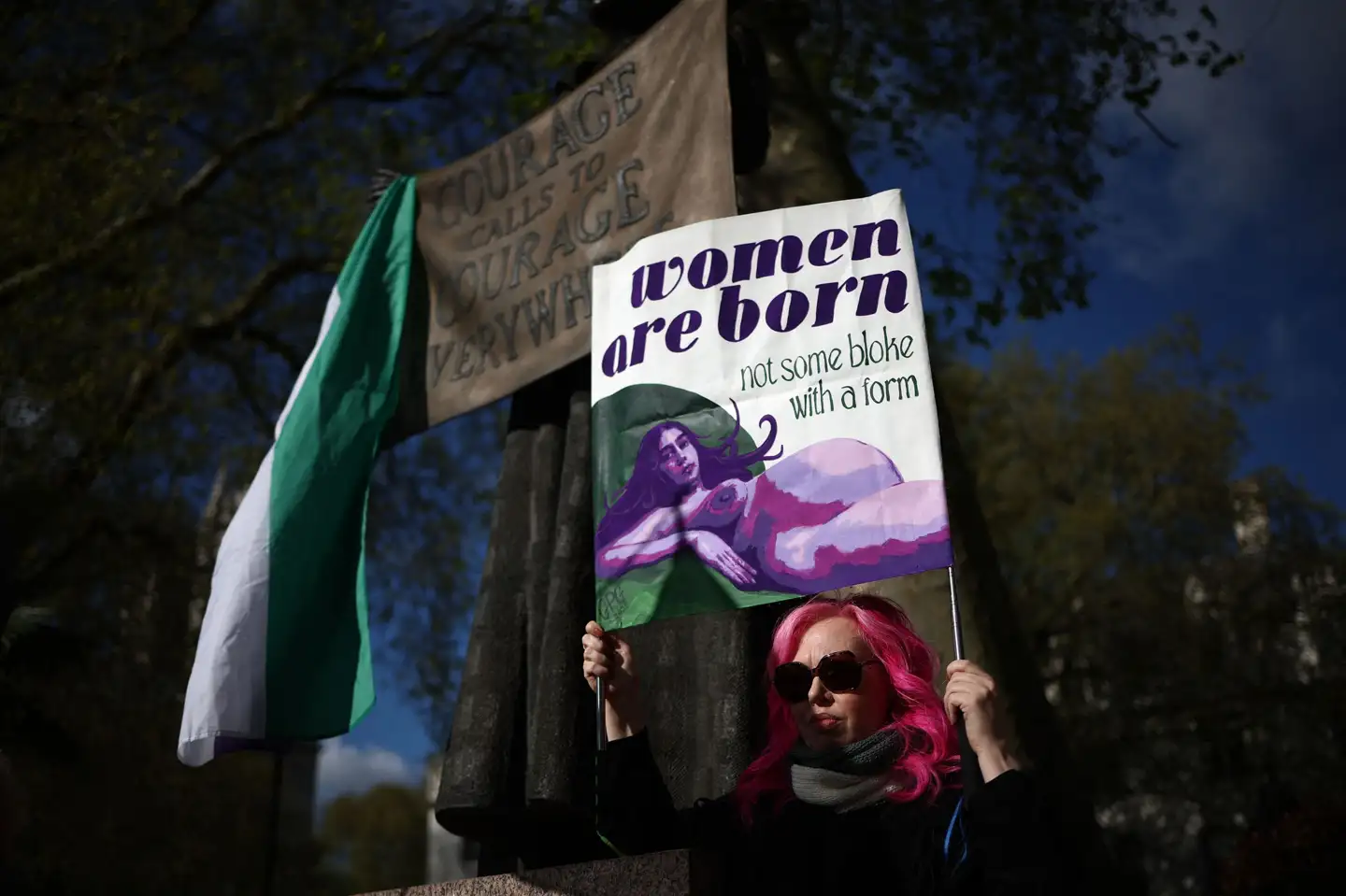 En aktivist foran højesteret i London den 16. april på dagen hvor Storbritanniens højesteret afgjorde, at ordet "kvinde" refererer til det biologiske køn i ligestillingslovgivningen.