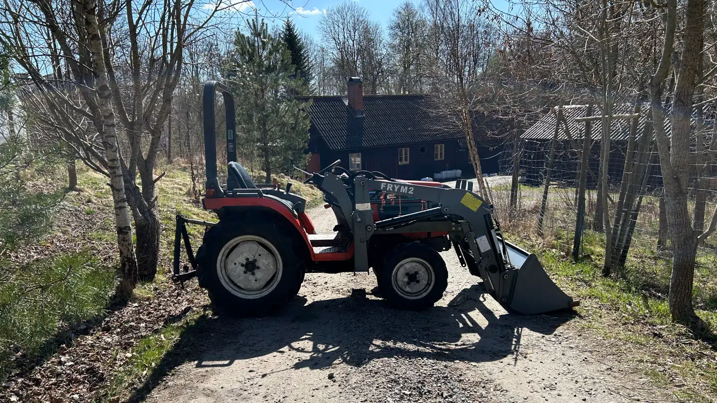 Vejen ned til Stedsans er blokeret af denne traktor, så man ikke kan køre ind med bil.