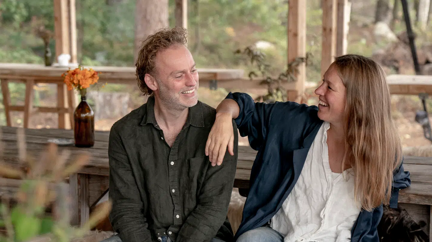 Mette Helbæk og Flemming Schiøtt er flyttet til Guatemala sammen med deres børn. Her forsøger de at åbne et nyt hotel og en café.