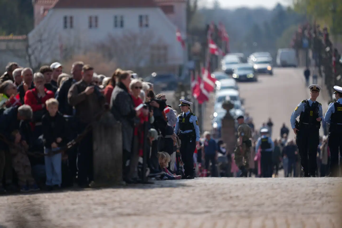 Mange har onsdag taget ophold foran Fredensborg Slot for at hylde dronning Margrethe på hendes 85-års fødselsdag. (Arkivfoto).