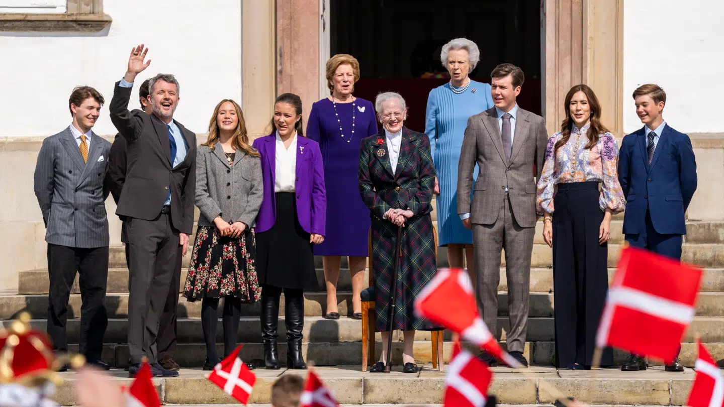 Den første del af dronning Margrethes 85 års fødselsdag var offentlig, hvor hun og den kongelige familie sammen med offentligheden overværede Livgardens fødselsdagskoncert på Fredensborg Slot.