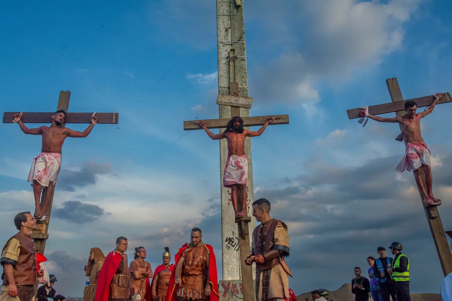 »Det er tortur og lidelse, så det halve kunne være nok,« skriver Christian Egander Skov om Jesus' sidste dage. Disse er hvert år blevet søgt genopført i Caracas, Venezuela.