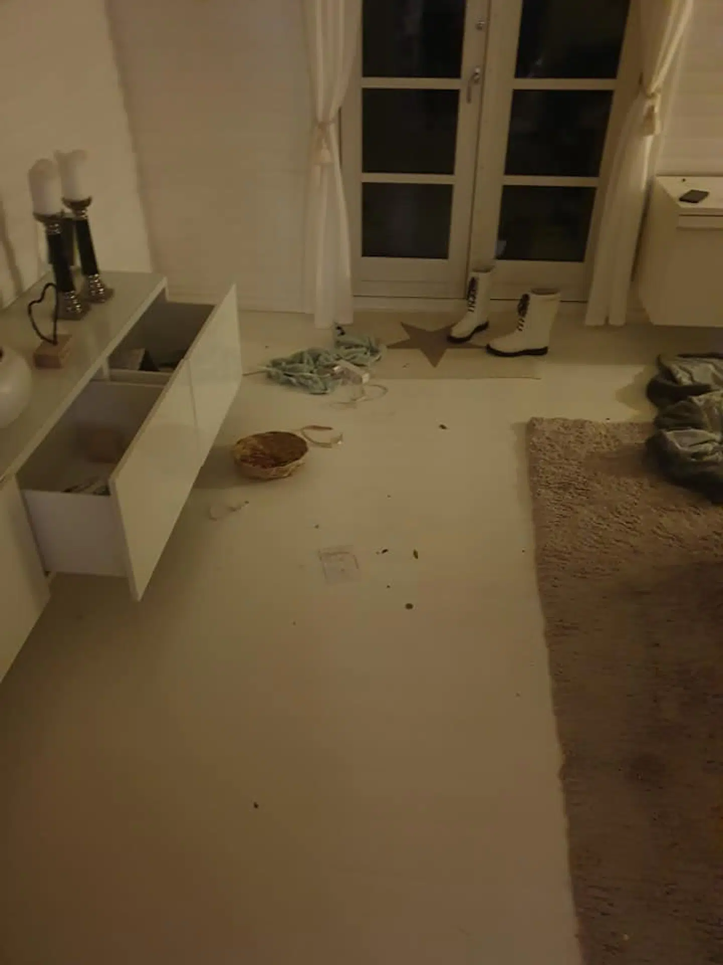 Indbrudstyvene har været meget grundige. Sko, tøj, tasker, lamper, smykker og andre værdigenstande er forsvundet. (Foto: Anni Fønsby)