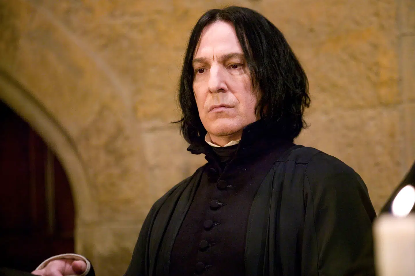 Alan Rickman har i alle Harry Potter-film spillet rollen som Severus Snape. Nu er serien på vej, og folk er ikke glade for erstatningen af Snape.