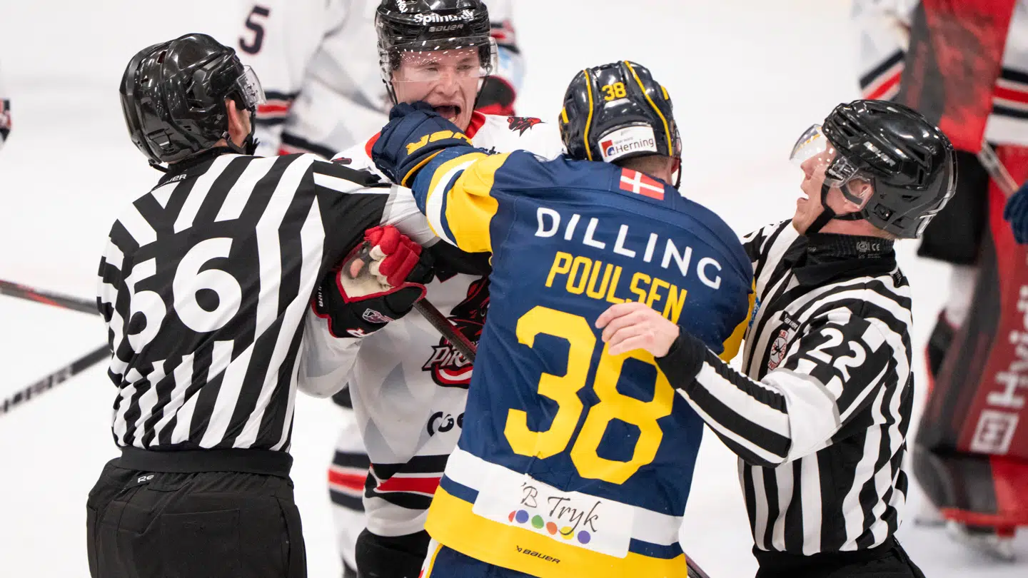 Herning-kaptajnen Morten Poulsen (rygnummer 38) i infight med Aalborg-backen Jonas Brøndberg i semifinalen, mens to linjedommere prøver at skille dem ad. Foto: Bo Amstrup, Scanpix Ritzau
