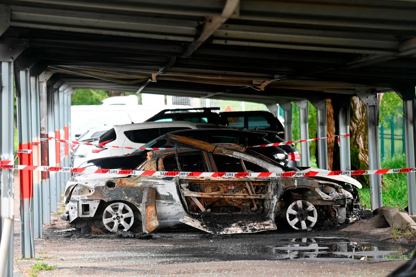 En bil ved Tarascon fængsel er blevet påsat brand.