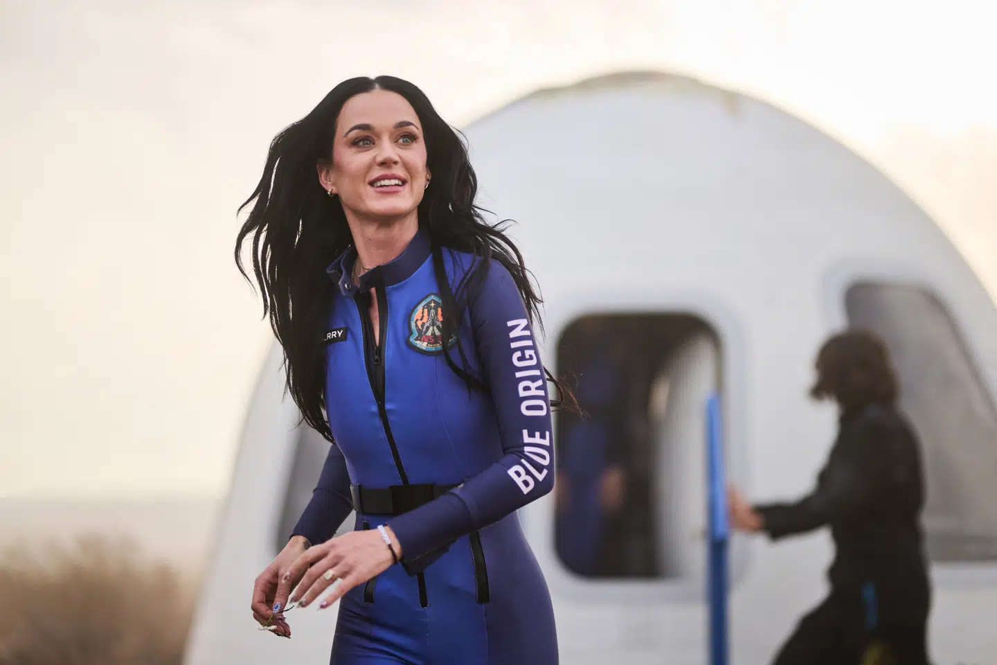 Katy Perry foran den rumkapsel, der mandag førte hende ud til kanten af rummet. Foto: Blue Origin, Scanpix.