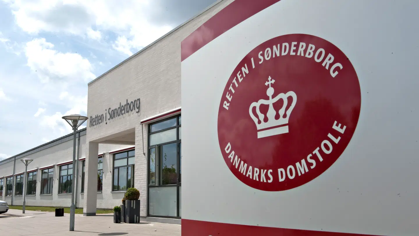 Det er ved Retten i Sønderborg, at den blot 22 år gamle far skal for retten. Han nægter sig skyldig i sagen.