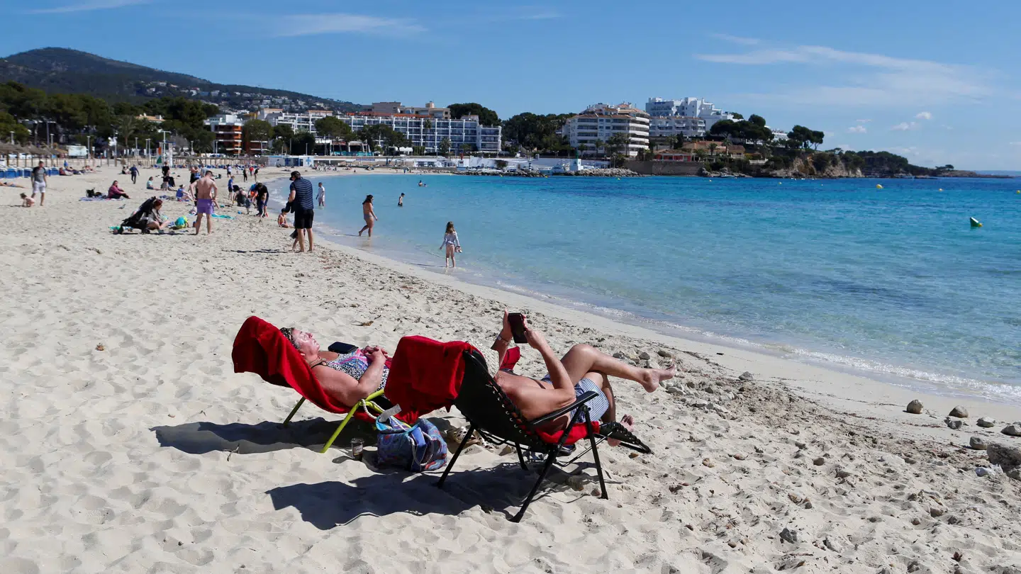 Undersøgelse viser, at der er flest kvinder, der primært vil bruge pengene fra Skat på en ferie. Billedet er på taget på Mallorca.