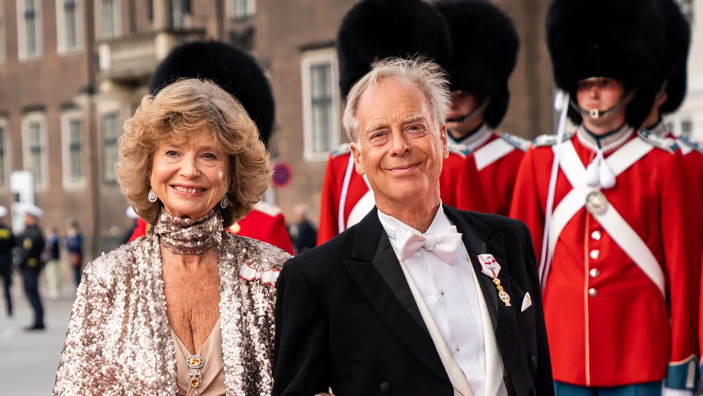 Kunsthistoriker Bente Scavenius og skuespiller Joen Bille var begge inviteret med til dronning Margrethes private 85 års fødselsdag. Her ses dronningens private venner under ankomsten til Det Kongelige Teater før festforestillingen under fejringen af dronningens 50-års regeringsjubilæum i København, lørdag den 10. september 2022.