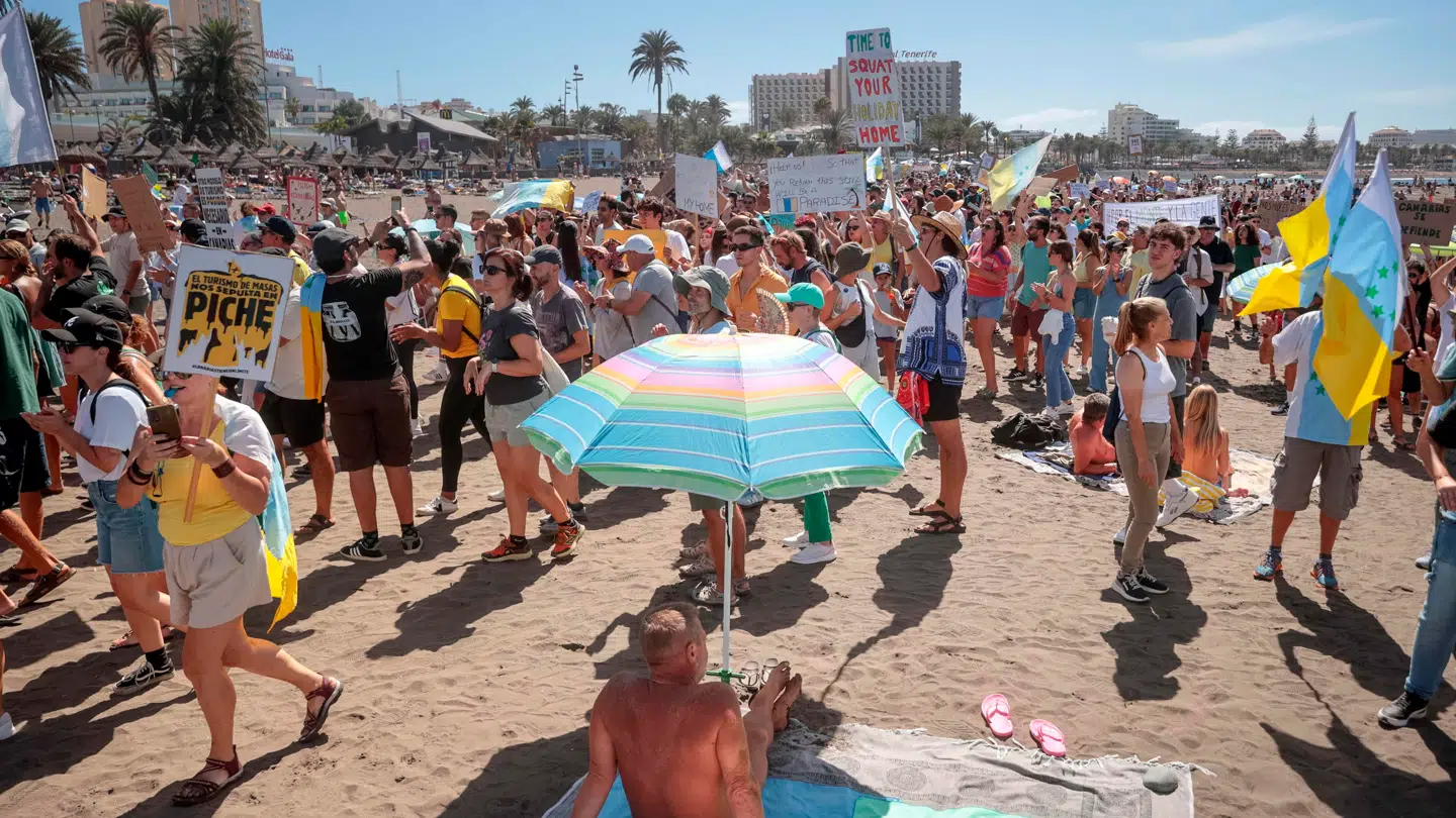 ARKIVFOTO af en demonstrationen mod masseturisme på stranden Las Americas på Tenerife i oktober sidste år.