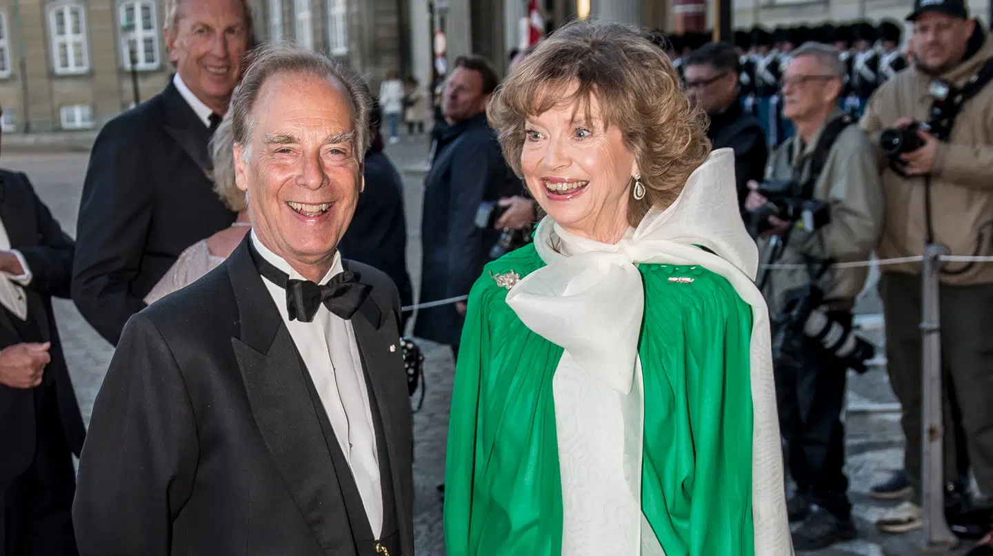 Skuespiller Joen Bille og kunsthistoriker Bente Scavenius er private venner af dronning Margrethe og hyppige gæster til de kongelige fester – som her til prinsesse Benediktes 75-års fødselsdag på Amalienborg, mandag 29. april 2019.