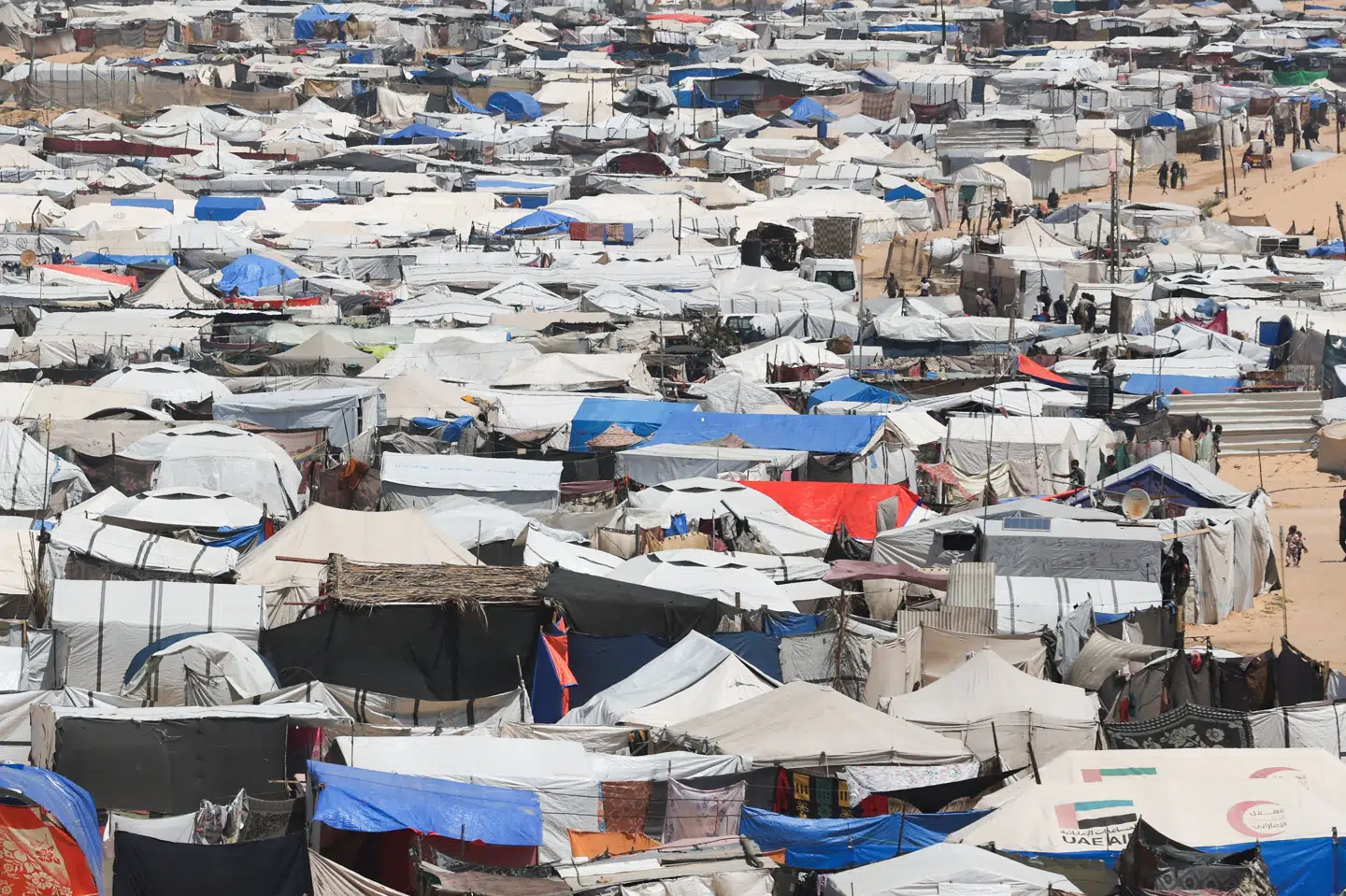 Palæstinensere, som er tvunget på flugt fra Israels bombardementer, har søgt tilflugt i en teltlejr i byen Khan Younis i den sydlige del af Gazastriben. Stort set alle Gazastribens godt to millioner indbyggere er fordrevet fra deres hjem. I den seneste halvanden måned har Israel blokeret for, at der kan komme nødhjælp ind til palæstinenserne.