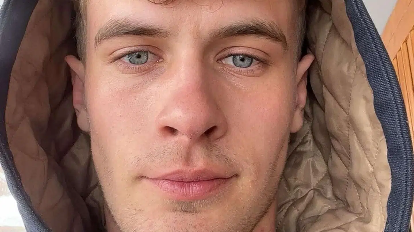 Lasse Bürgel Ovens har fra sin lejlighed i Val Thorens hørt store brag fra sprængninger i de franske alper.