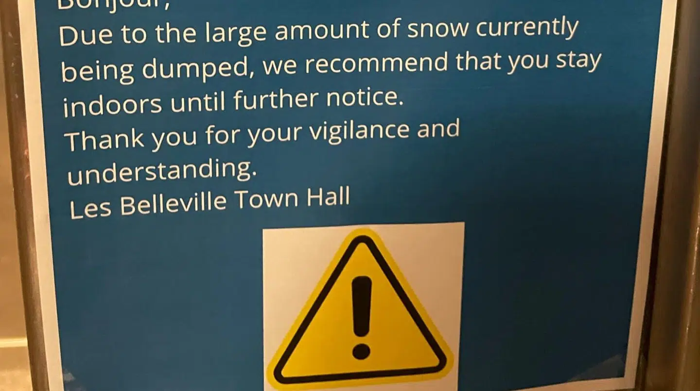 Der er sat flere skilte op med opfordringer om at blive inden døre.