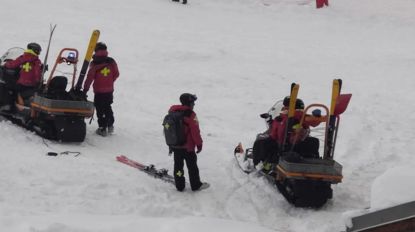 Redningsfolk på pisten i Val Thorens.