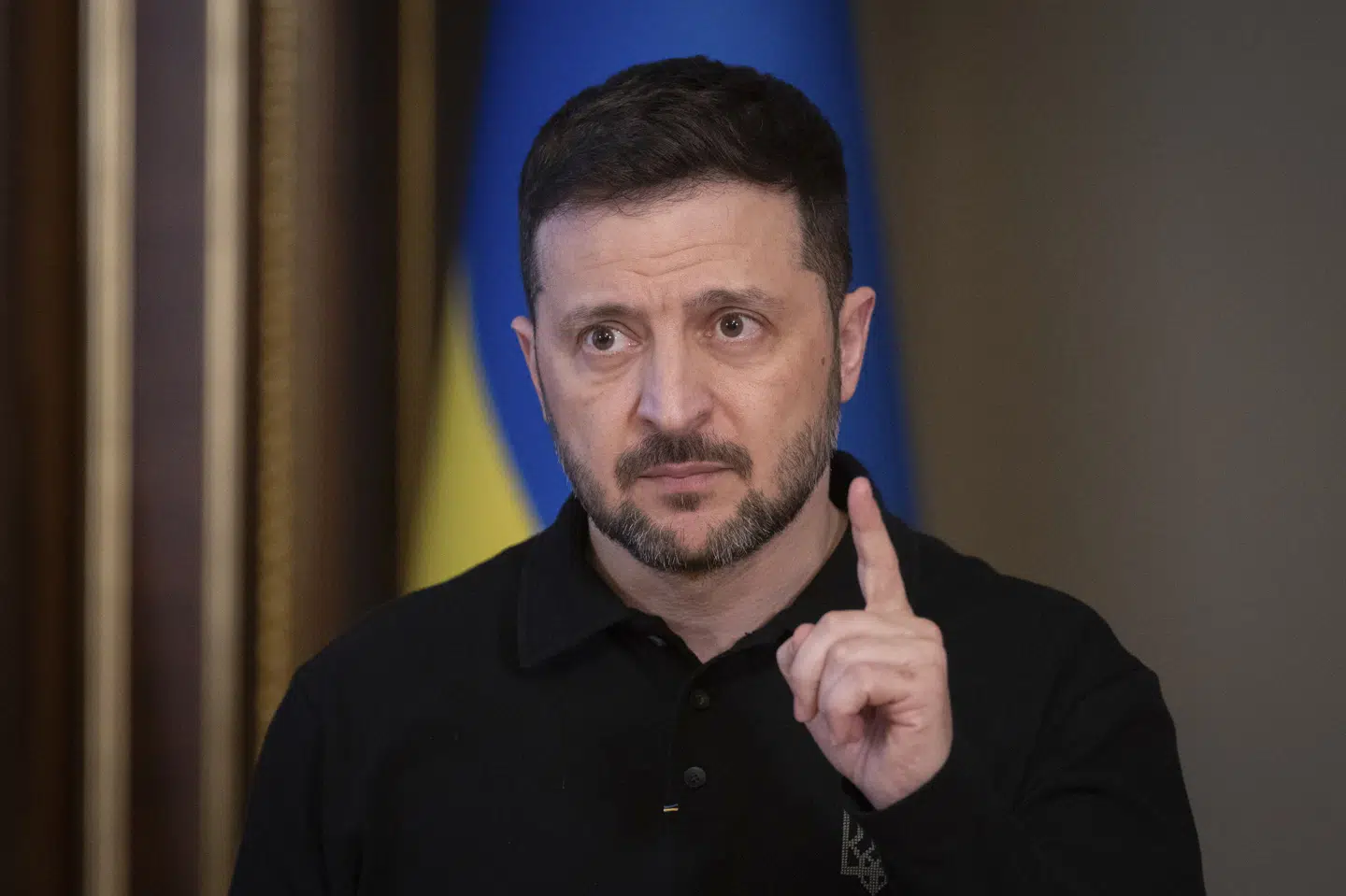 Ukraines præsident, Volodymyr Zelenskyj, holder torsdag briefing i den ukrainske hovedstad, Kyiv. Her siger han, at han mistænker Kina for at levere artilleri og krudt til Rusland.