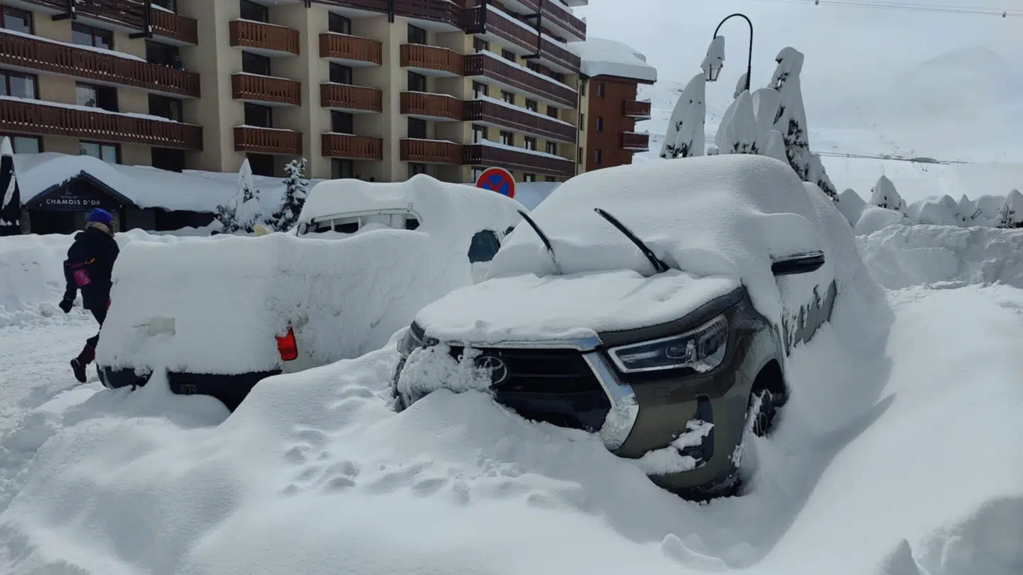 Biler er dækket i store mængder sne i Val Thorens.