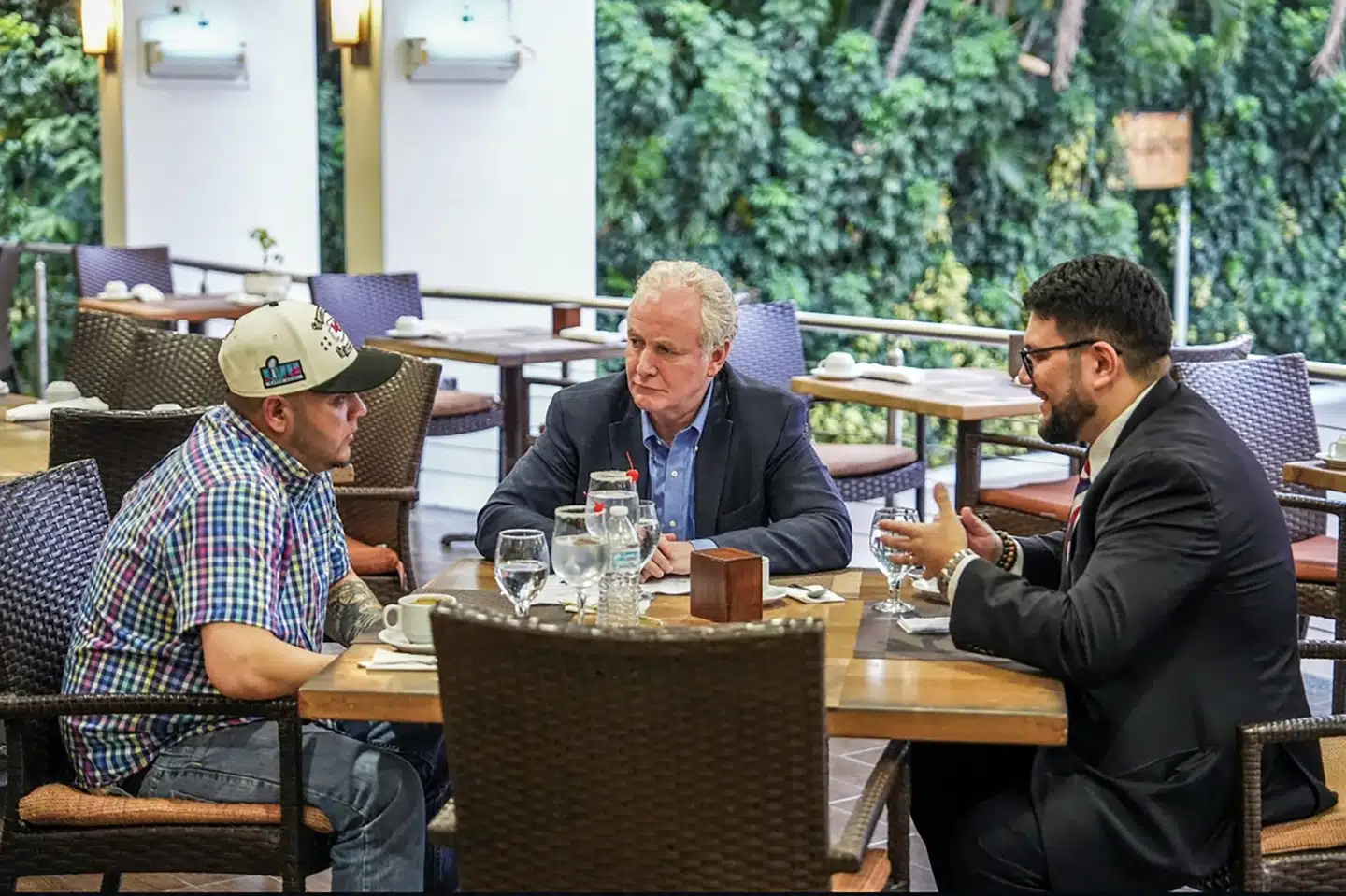 El Salvadors præsident, Nayib Bukele, har torsdag lagt dette foto op på det sociale medie X af mødet mellem senator Chris Van Hollen og Kilmar Abrego Garcia. Van Hollen sidder i midten, mens Garcia er til venstre i billedet.