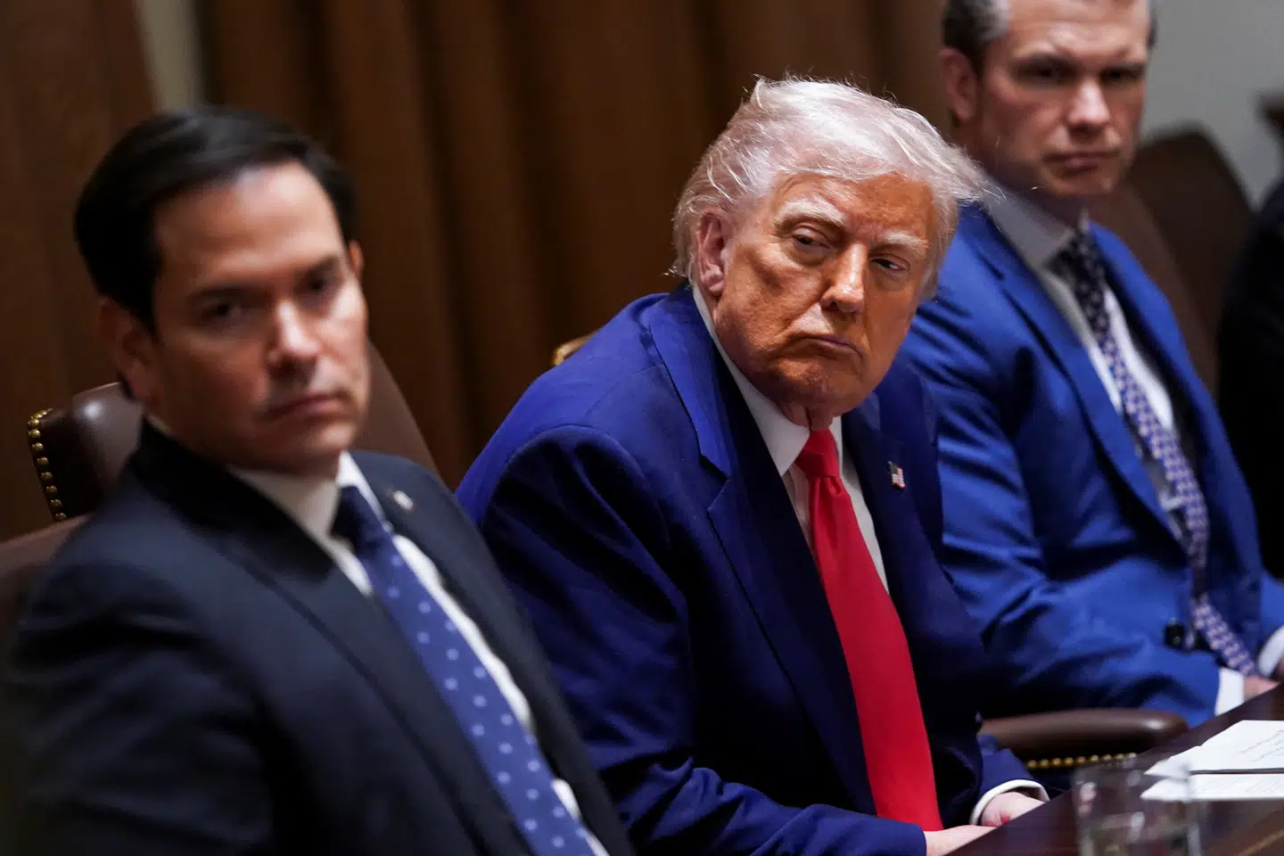 Marco Rubio ses her sidde foran den amerikanske præsident, Donald Trump, den 10. april.