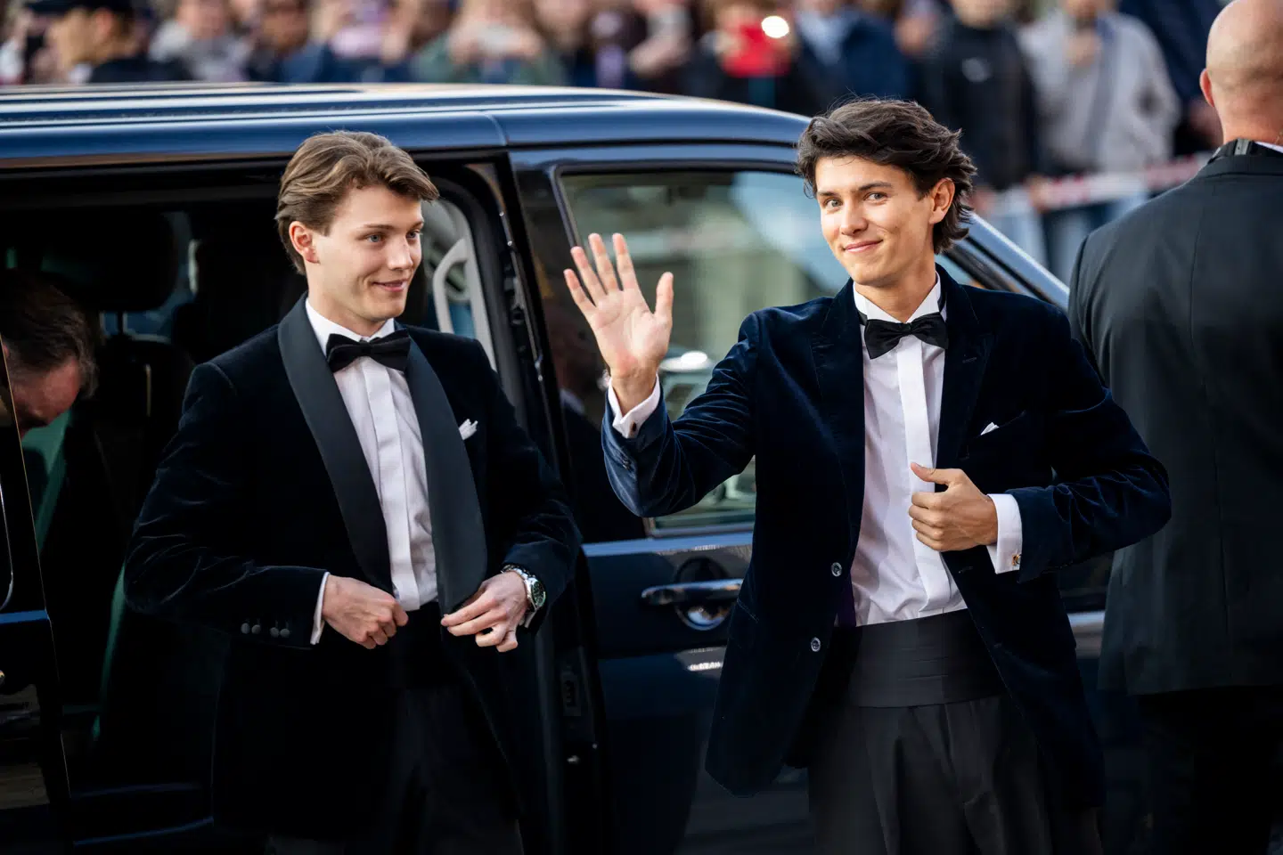 Grev Felix og grev Nikolai ankom sammen til prinsesse Isabellas 18 års fødselsdag på Det Kongelige Teater i København tirsdag 15. april 2025. Prins Joachims to ældste sønner havde også gjort sig klar sammen inden.