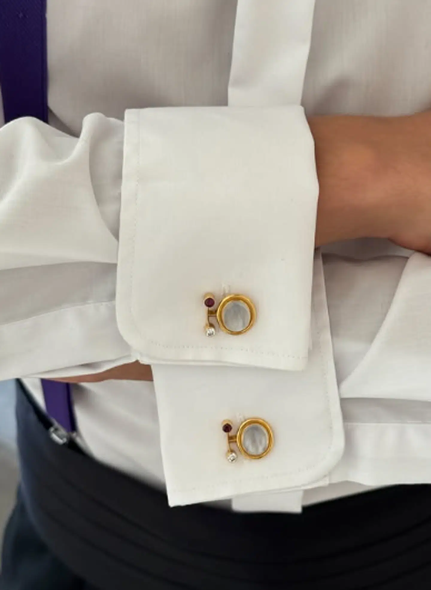 Grev Nikolai viser stolt sin farfar prins Henriks gamle manchetknapper frem. Foto: nikolaitildanmark / Instagram