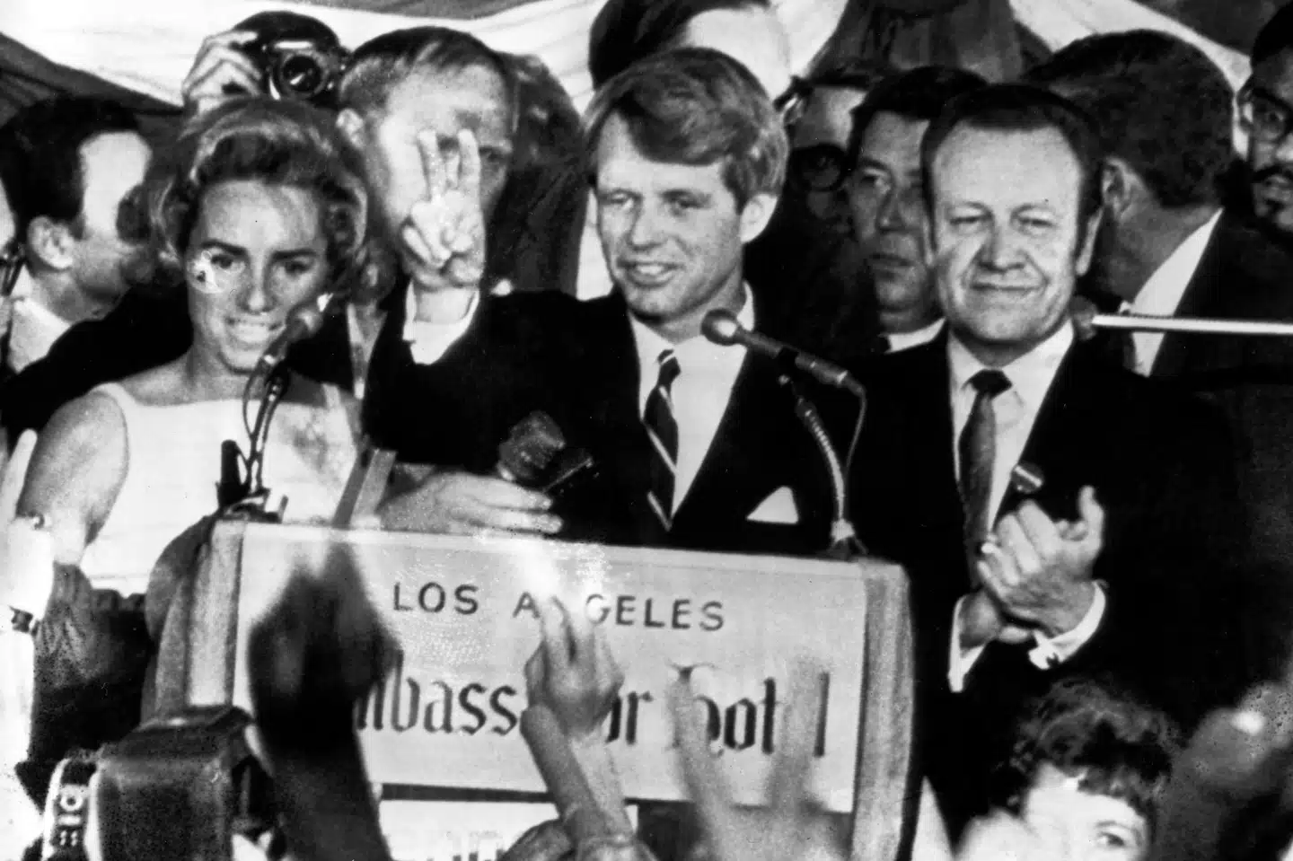 Senator Robert F. Kennedy holdt tale for sine tilhængere på Ambassador Hotel i Los Angeles 5. juni 1968, dagen efter at han havde vundet primærvalget i Californien og dermed lå til at blive Demokraternes præsidentkandidat. Men på vej ud af hotellet blev RFK skudt på nært hold og blev erklæret død 26 timer senere. (Arkivfoto)