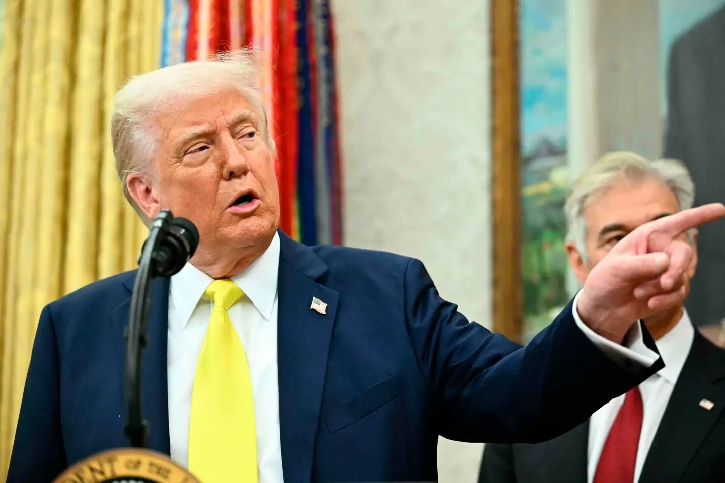 Donald Trump vil have snarlige resultater fra forhandlinger om en ende på krigen mellem Ukraine og Rusland. Ellers trækker USA sig ud af forhandlingerne, siger præsidenten fredag aften.