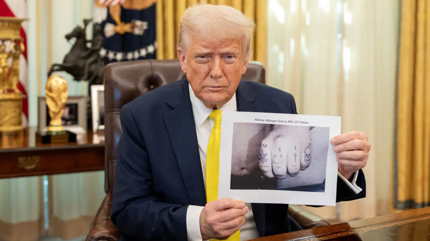 Her ses det omtalte billede, hvor den amerikanske præsident, Donald Trump, viser billedet af hånden og tatoveringerne.