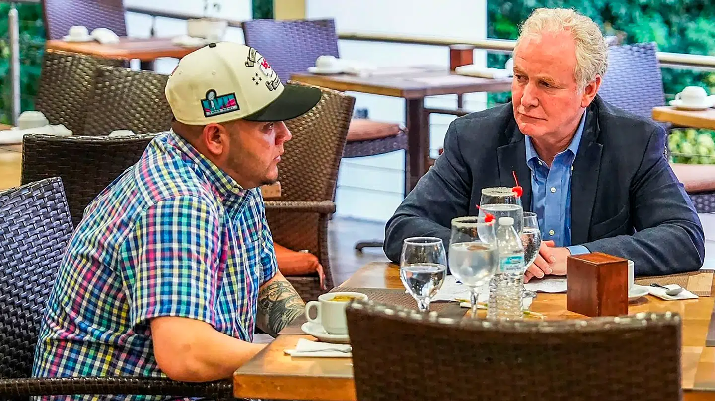 Kilmar Abrego Garcia ses her mødes med den demokratiske senator Chris Van Hollen den 17. april i El Salvador.