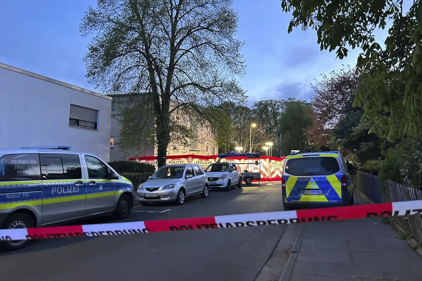 Tysk politi har lørdag aften afspærret et område i byen Bad Nauheim, hvor to mennesker er dræbt af skud. Gerningsmanden er på fri fod.