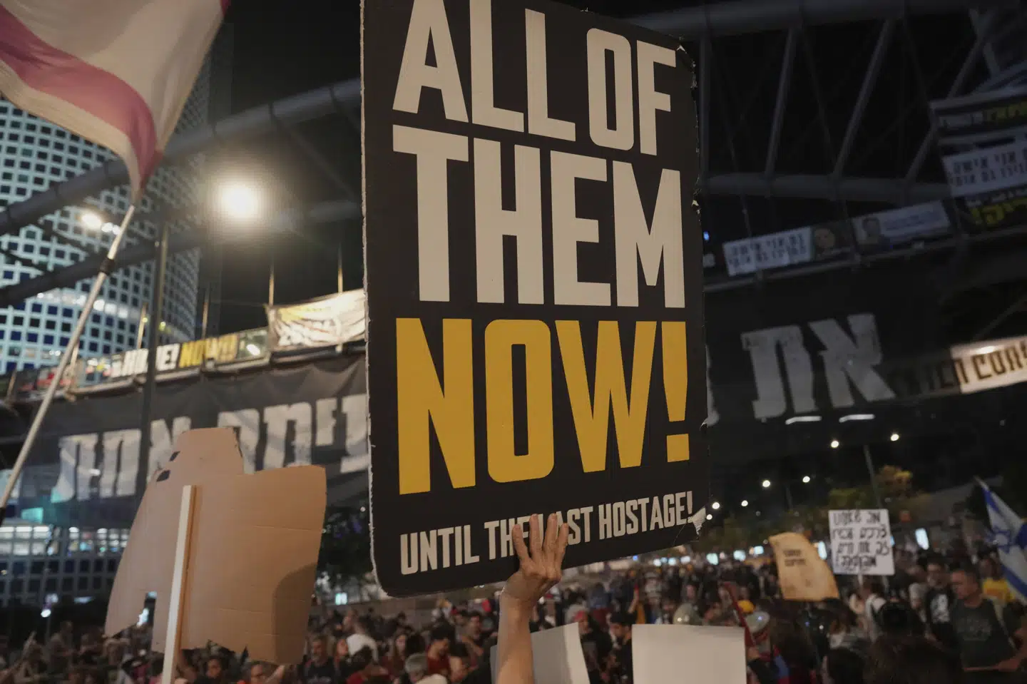 I Tel Aviv var der lørdag aften igen demonstrationer med krav om, at Netanyahus regering øger indsatsen for at få de sidste gidsler hjem fra Gazastriben. Men Netanyahu afviser at bøje sig for Hamas' krav og vil øge det militære pres på gruppen, siger han.