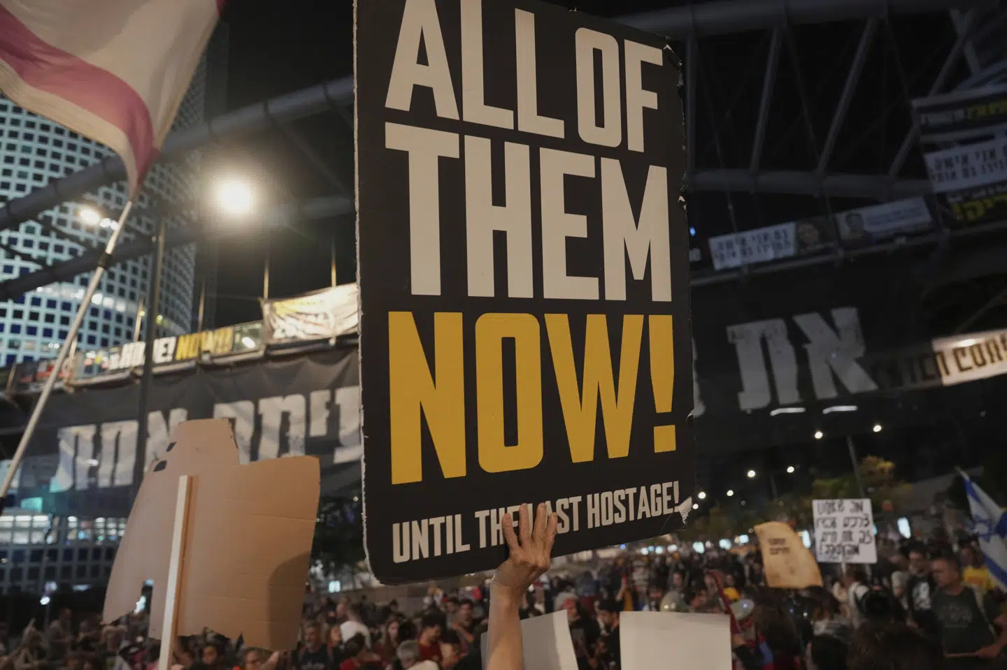 I Tel Aviv var der lørdag aften igen demonstrationer med krav om, at Netanyahus regering øger indsatsen for at få de sidste gidsler hjem fra Gazastriben. Men Netanyahu afviser at bøje sig for Hamas' krav og vil øge det militære pres på gruppen, siger han.