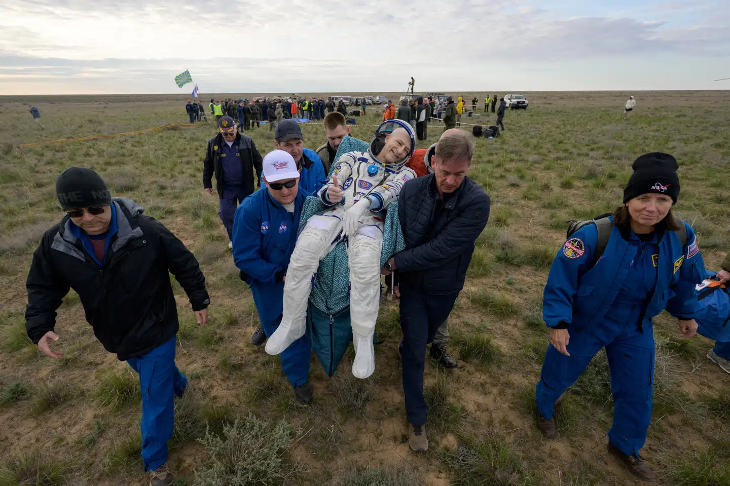 Nasa-astronauten Don Pettit bliver bragt til sundhedstjek efter landing i Kasakhstan søndag, som er også dagen, hvor han fylder 70 år.