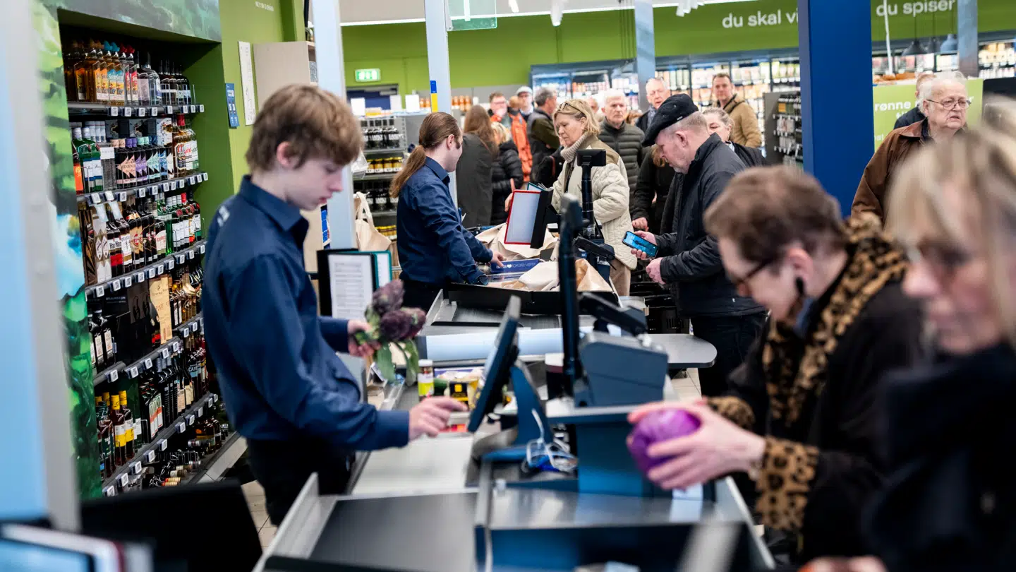 Handlende kunder, da supermarkedskæden Alma åbner første butik på Frederiksberg, torsdag den 27. marts 2025. 13 tidligere Irma-ledere har startet den nye supermarkedskæde.. (Foto: Ida Marie Odgaard/Ritzau Scanpix)