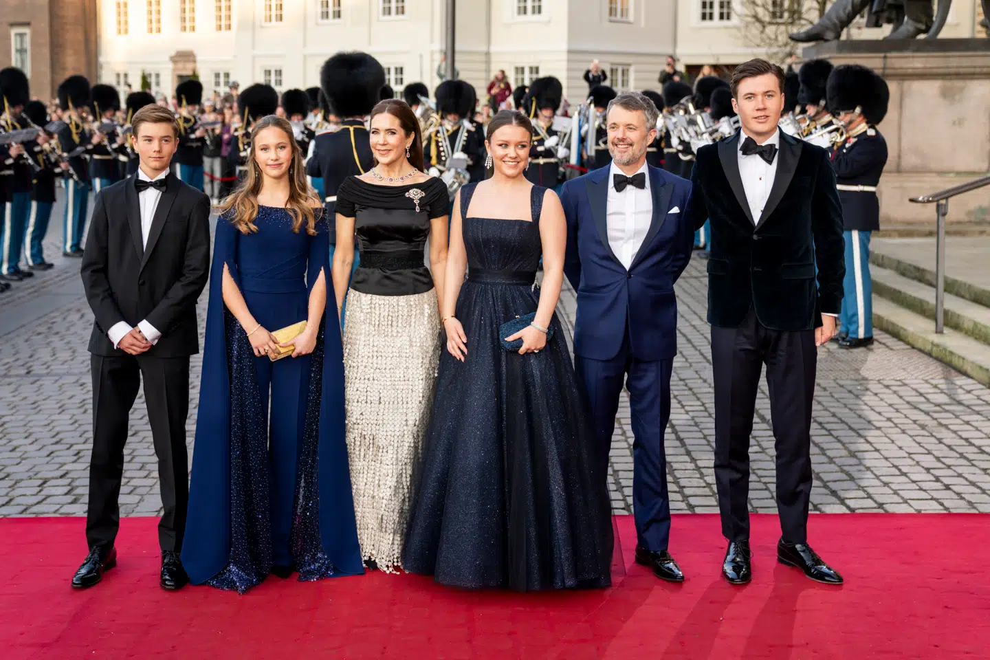 Her ses prins Vincent, prinsesse Josephine, dronning Mary, prinsesse Isabella, kong Frederik og kronprins Christian til Isabellas fødselsdagsforestilling på Det Kongelige Teaters Gamle Scene i København tirsdag den 15. april.