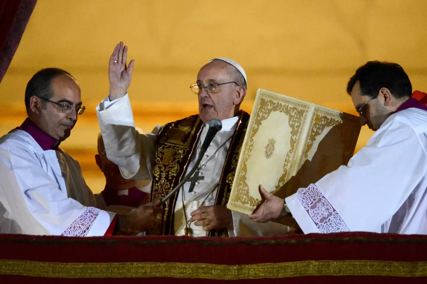 Pave Frans viser sig på balkonen i Peterskirken i Vatikanet efter at være blevet valgt i konklavet i marts 2013. Efter Frans' død skal en ny pave findes. (Arkivfoto).