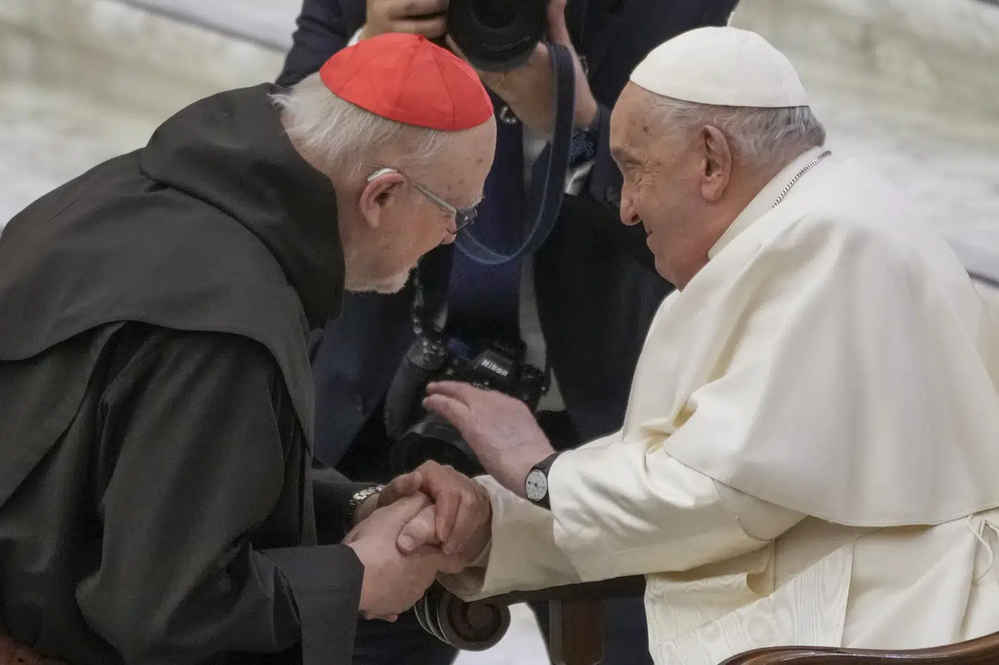 Pave Frans, som sidder klædt i hvidt, hilser på kardinal og svensk biskop Anders Arborelius ved et møde i Vatikanet i februar 2025. Den svenske kardinal mindes afdøde pave Frans som venlig, empatisk og fordomsfri. (Arkivfoto).