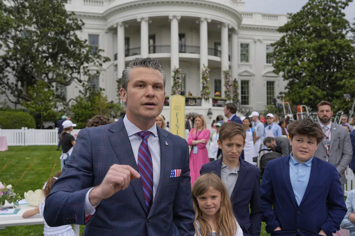 Forsvarsminister Pete Hegseth deltager mandag i en æggejagt ved Det Hvide Hus i anledning af påsken. Han beskyldes for at have tilføjet sin hustru, bror og advokat til en fortrolig chat.