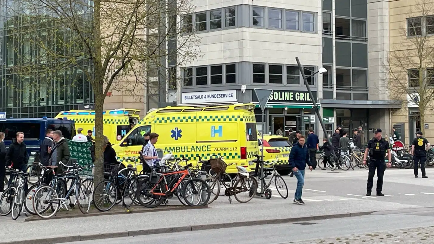Ambulancerne holder ved kiosken foran Parken.