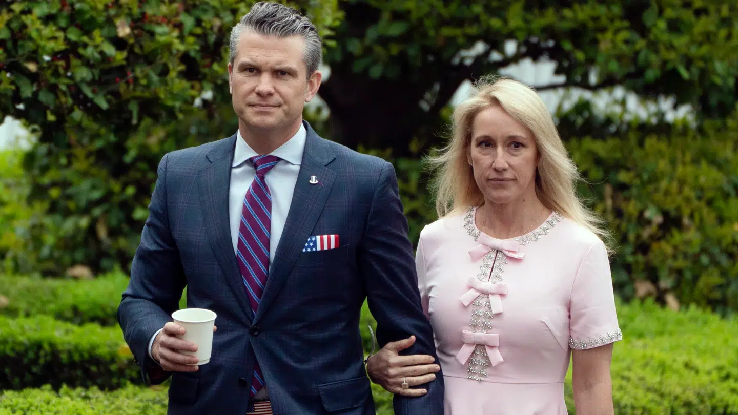 Pete Hegseth fotograferet med sin hustru Jennifer Rauchet til påskefejringen i Det Hvide Hus.