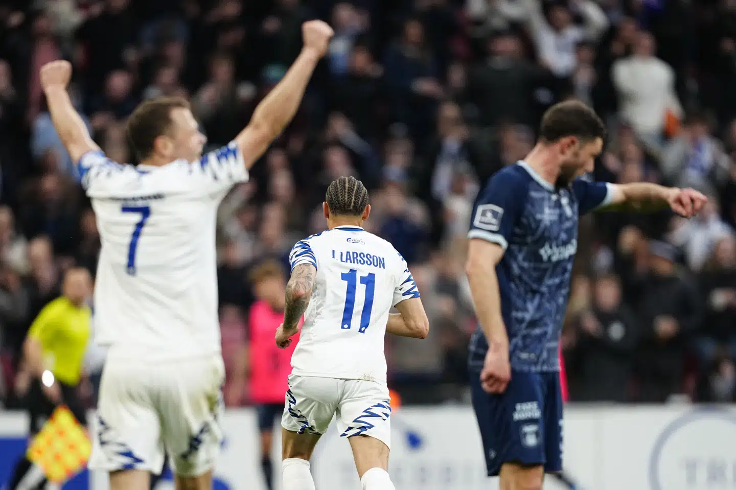 Jordan Larsson gjorde i første halvleg forarbejdet til Viktor Claessons scoring, mens frontløberen efter pausen selv fandt vej til netmaskerne.