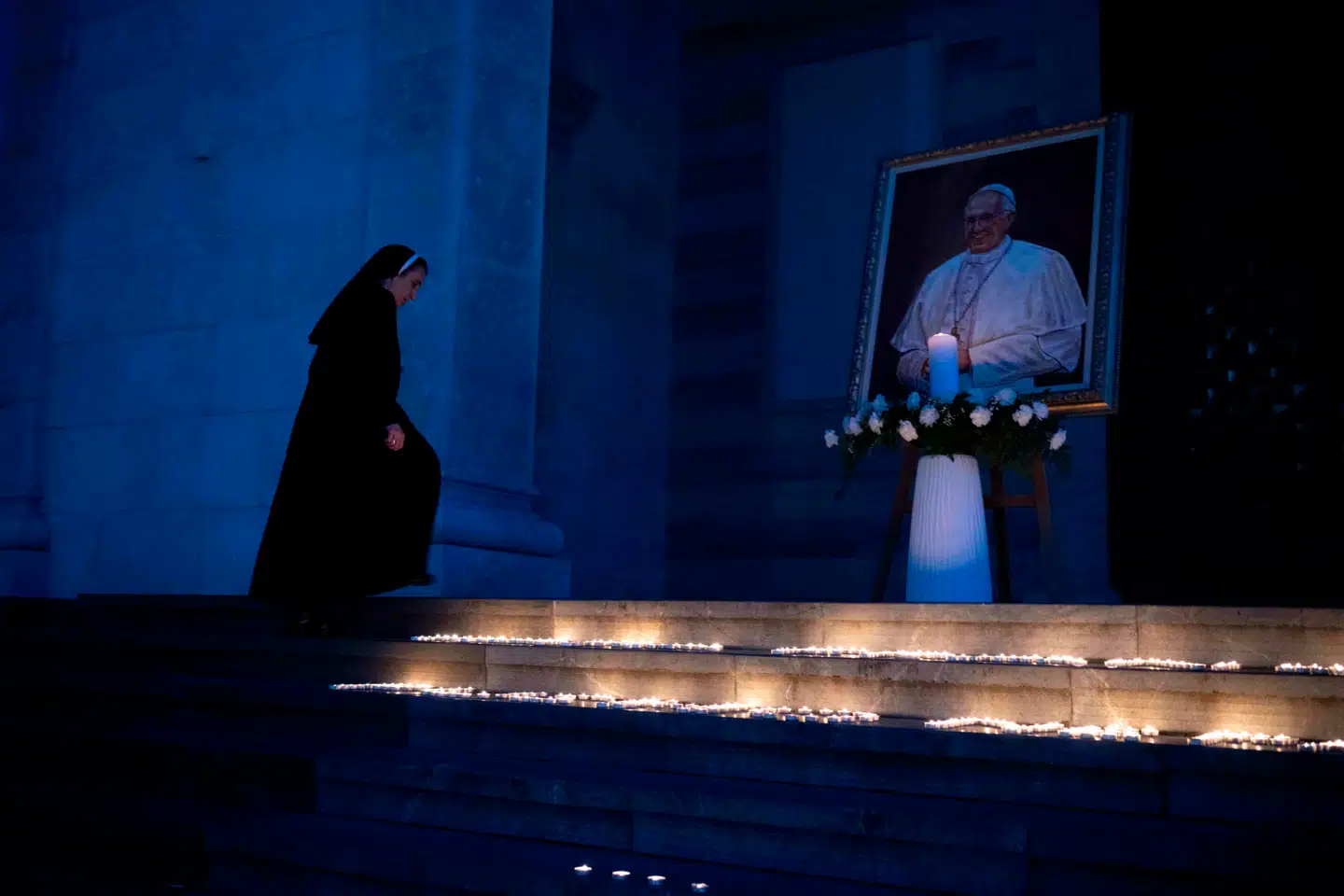Som 88-årig blev pave Frans den næstældste leder af den katolske kirke nogensinde. Her ses en nonne i Kosovo ved et portræt af afdøde pave Frans.