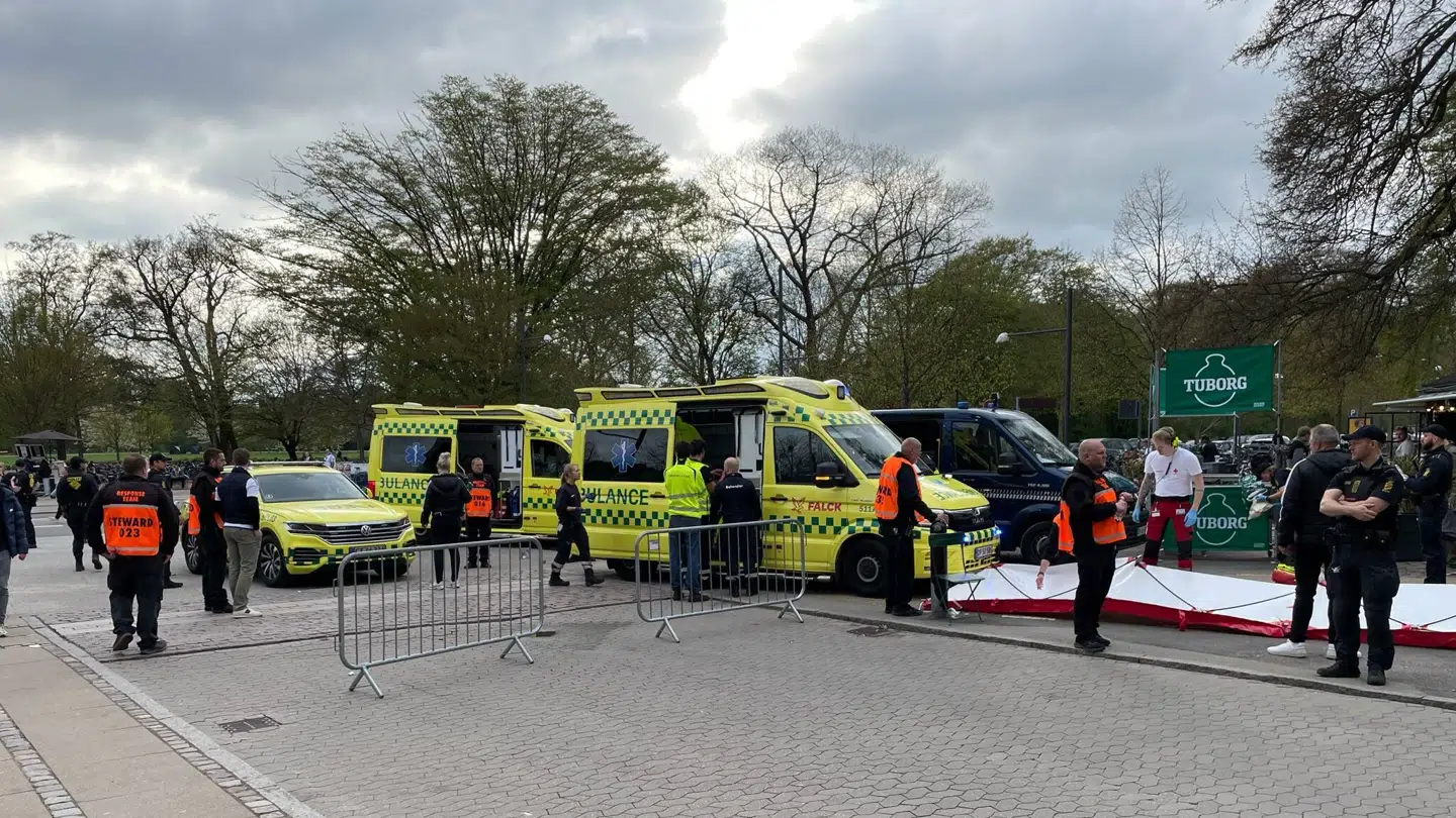 Der var flere politibiler og ambulancer til stede foran Parken før fodboldopgøret.